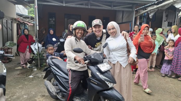 Influencer Singapura, Kai Emilio membelikan motor baru kepada Seorang Ojek Online Asal Tiban, Kota Batam karena sepeda motornya rusak dijalan. (uly)