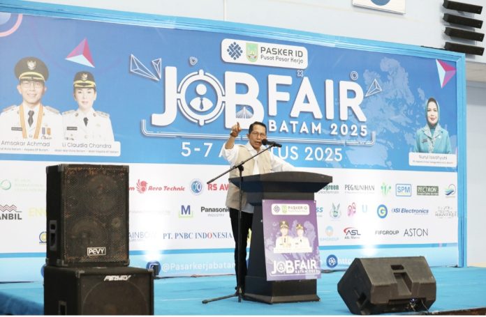 Wali Kota Batam, Amsakar Achmad, meminta perusahaan yang beroperasi di Batam memberikan porsi rekrutmen khusus bagi tenaga kerja lokal minimal 15–20 persen. (Diskominfo Kota Batam)