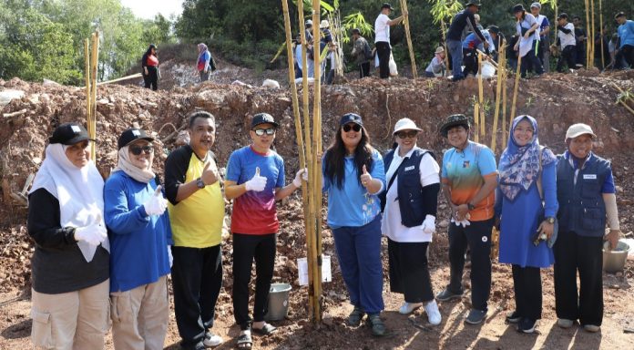 BP Batam bersama PT TDK Electronics Indonesia gelar kegiatan penanaman 200 pohon bambu di areal Spillway Bendungan Sei Harapan. (Humas BP Batam)