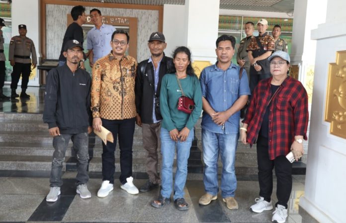 Sekretaris Komisi I DPRD Batam, Anwar Anas menemui sepasang suami istri, Amir (39) dan Mugi Sedu Tegi (38) setelah berjalan kaki dari kawasan Plamo ke Kantor DPRD batam. (Setwan DPRD Kota Batam)