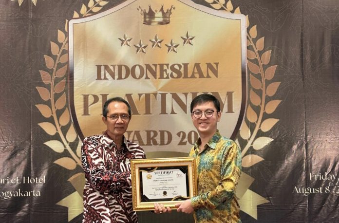 PLC mendapatkan Indonesian Platinum Award 2025 dengan kategori The Most Inspiring English Programme, Jumat (8/8/2025). (Istimewa)