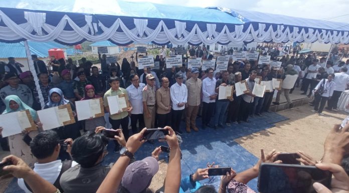 Menteri Transmigrasi M. Iftitah Sulaiman, saat berkunjung ke Rempang, Selasa (12/8/2025), menyerahkan 94 sertifikat tanah kepada warga. (Istimewa)