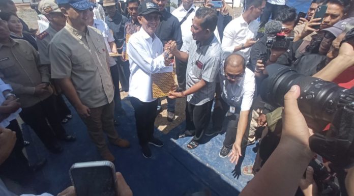 Kepala BP Batam, Amsakar Achmad mengingatkan warga Rempang agar tidak gegabah menjual tanah yang sudah dimiliki. (Istimewa)