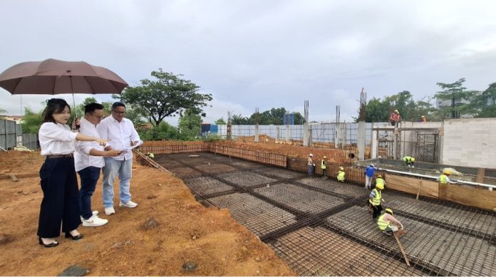 Manajemen Citraland meninjau Proyek Fasilitas pembangunan fasilitas premium terbaru Luxury Club House. (uly)