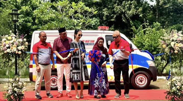 JNE bersama TIKI menyerahkan bantuan berupa dua unit mobil jenazah dan satu unit mobil ambulans. (Istimewa)
