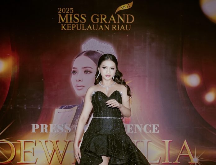 Dewi Aulia resmi dinobatkan sebagai Miss Grand Kepulauan Riau 2025 dan akan melaju ke Grand Final Miss Grand Indonesia 2025 di Jakarta. (Istimewa)