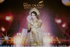 Dewi Aulia resmi dinobatkan sebagai Miss Grand Kepulauan Riau 2025 dan akan melaju ke Grand Final Miss Grand Indonesia 2025 di Jakarta. (Istimewa)