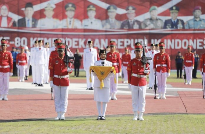 Wali Kota Batam, Amsakar Achmad, bertindak sebagai inspektur upacara pada peringatan HUT ke-80 RI, di Dataran Engku Putri Batam Centre, Minggu (17/8/2025). (Istimewa)