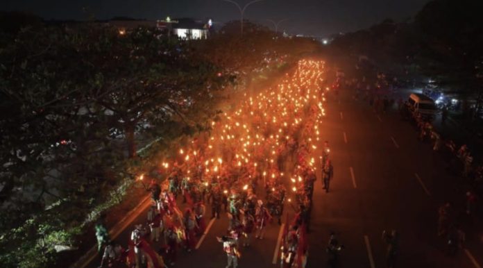Suasana khidmat menyelimuti Dataran Engku Hamidah, Batam Centre, Sabtu (16/8/2025). (Diskominfo Batam)