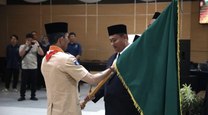 Wali Kota Batam, Amsakar Achmad resmi melantik pimpinan Baznas Kota Batam periode 2025–2030 di Aula Engku Hamidah, Lantai 4 Kantor Wali Kota Batam, Selasa (19/8/2025). (Diskominfo Kota Batam)