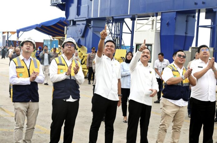 Pelayaran langsung Batam - China resmi diluncurkan melalui “Maiden Voyage MV CTP Makassar Voy 520N” di Terminal Peti Kemas Batu Ampar, Kamis (21/8/2025). (Setwan DPRD Batam)