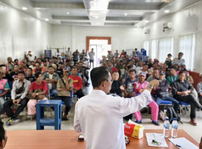 Wali Kota Batam, Amsakar Achmad bertemu dengan sekitar 100 jukir di Kantor Dinas Perhubungan Kota Batam, Kamis (21/8/2025). (Diskominfo Kota Batam)