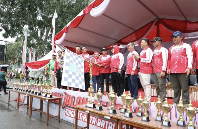 Ribuan warga mengikuti Lomba Gerak Jalan Beregu Tingkat Kota Batan di Jalan Engku Putri, Sabtu (23/8/2025). (Diskominfo Kota Batam)