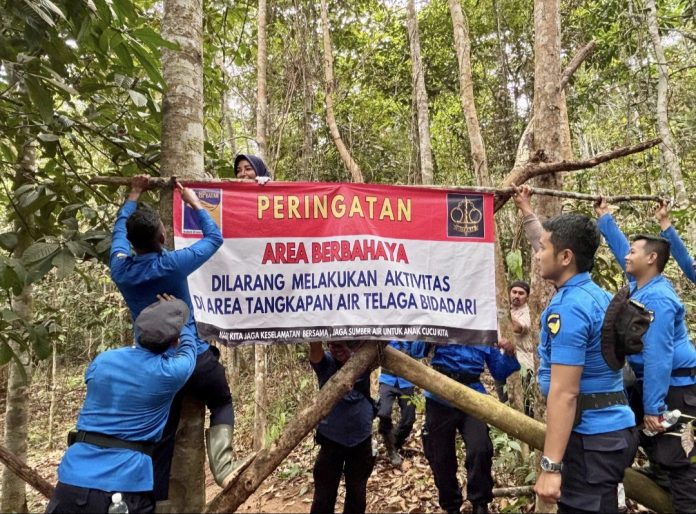 BP Batam melalui Direktorat Pengamanan Aset dan Kawasan menutup akses masuk ke Telaga Bidadari dari arah Tembesi Buton, Kamis (21/8/2025). (Humas BP Batam)