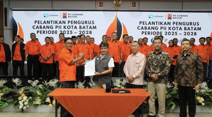 Deputi Bidang Administrasi dan Keuangan BP Batam, Alexander Zulkarnain, menghadiri pelantikan pengurus PII Kota Batam periode 2025–2028 di Auditorium Politeknik Negeri Batam, Sabtu (23/8/2025). (Humas BP Batam)