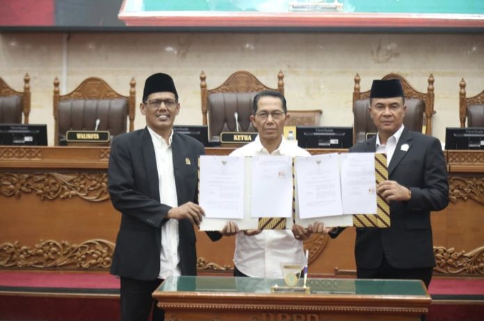 DPRD Kota Batam mengesahkan KUA-PPAS APBD 2026 dalam rapat paripurna yang digelar di Ruang Sidang Utama DPRD Batam, Rabu (27/8/2025). (Setwan DPRD Batam)