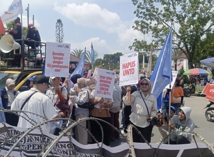 Sejumlah serikat pekerja yang tergabung dalam Koalisi Rakyat Batam (KRB) gelar aksi unjuk rasa di Kantor Wali Kota Batam Kamis (28/8/2025). (Istimewa)