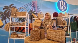 Tisnawati pemilik Isna Puring menunjukkan produknya dalam kegiatan GMP 2025. (uly)