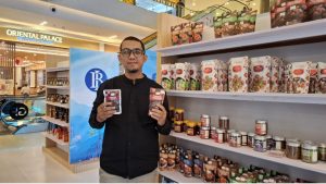 Ropiandi pemilik Sambal Sijago menunjukkan produknya dalam kegiatan GMP 2025. (uly)