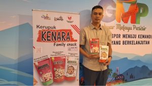 Ikhsan Hasibuan, pemilik Kerupuk Kenara menunjukkan produknya dalam kegiatan GMP 2025. (uly)