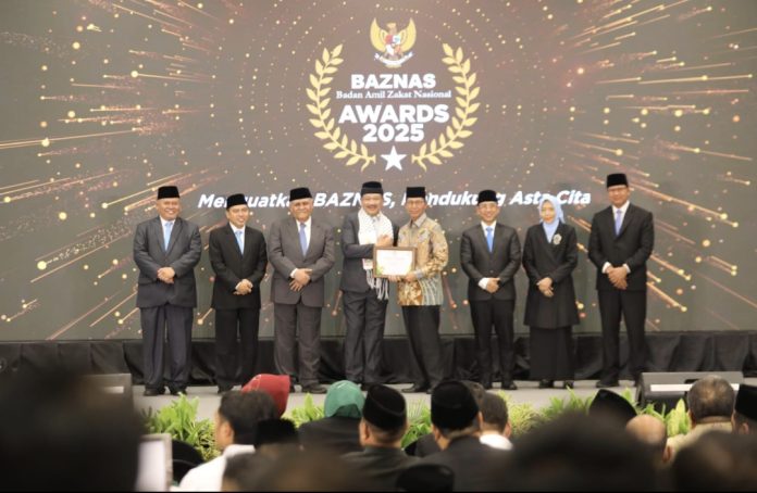 Kepala BP Batam sekaligus Walikota Batam, Amsakar Achmad menerima penghargaan dari BAZNAS RI dalam BAZNAS Awards 2025 di Hotel Mercure Ancol, Jakarta, Kamis (28/8/2025). (Humas BP Batam)