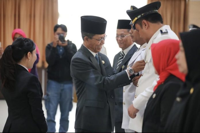Wali Kota Batam, Amsakar Achmad, melantik Penjabat Sekda, Pejabat Administrator, serta Pejabat Pengawas di lingkungan Pemerintah Kota Batam, di Kantor Wali Kota Batam, Jumat (29/8/2025). (Diskominfo Kota Batam)