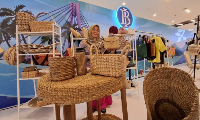 Pemilik Isna Puring atau Pengraji Eceng Gondok, Tisnawati yang akrab disapa Isnawati menunjukkan produk kerajinanya dalam event GMP 2025. (uly)