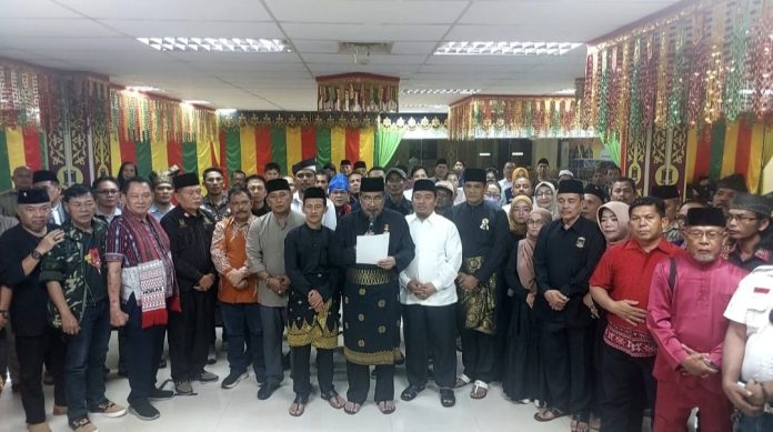 LAM Kepri Kota Batam gelar pertemuan bersama sekitar 50 ormas dan paguyuban dari berbagai daerah di Kantor LAM Kepri Kota Batam, Senin (1/9/2025) malam. (Istimewa)