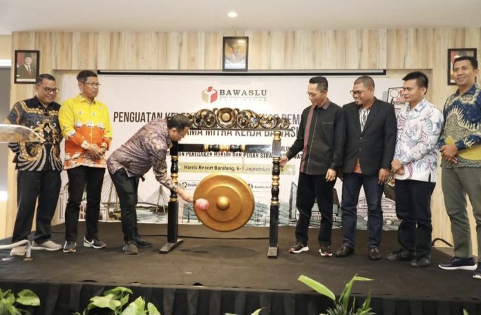 Wali Kota Batam, Amsakar Achmad menghadiri kegiatan Penguatan Kelembagaan Pengawas Pemilihan Umum bersama Mitra Kerja Bawaslu. (Diskominfo Kota Batam)