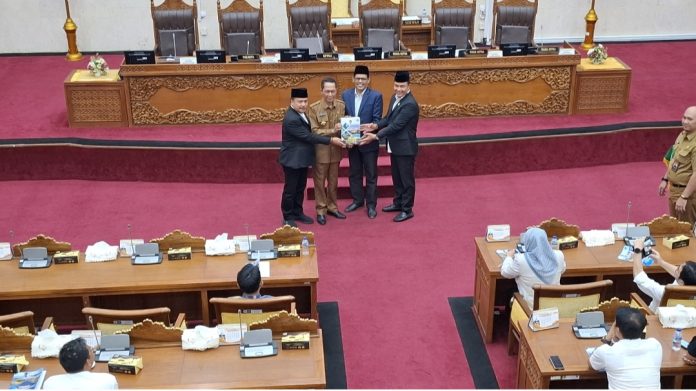 Wali Kota Batam, Amsakar Achmad menyampaikan penjelasan atas Ranperda tentang APBD Kota Batam Tahun 2026 dalam paripurna, Senin (8/9/2025). (uly)