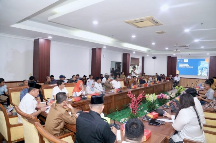 Wali Kota Batam sekaligus Kepala BP Batam, Amsakar Achmad, yang hadir langsung mengikuti jalannya rapat di ruang Komisi III. (Setwan DPRD Batam)