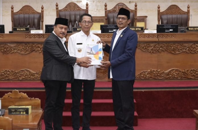 Wali Kota Amsakar Achmad menyampaikan pengantar terkait Ranperda tentang perubahan Perda 4/2016 pada Paripurna Rabu (10/9/2025). (Setwan DPRD Batam)