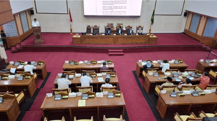 Pemko Batam menyampaikan tanggapan dan jawaban atas pandangan umum Fraksi-Fraksi DPRD Kota Batam tentang APBD Kota Batam T.A 2026, Senin (15/9/2025). (uly)