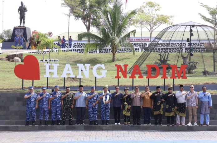 Panglima Komando Daerah TNI Angkatan Udara I (Pangkodau I), Marsda TNI Muzafar, S.Sos., M.M., meresmikan Patung Ksatria Hang Nadim di Lanud, Minggu (14/9/2025). (Istimewa)