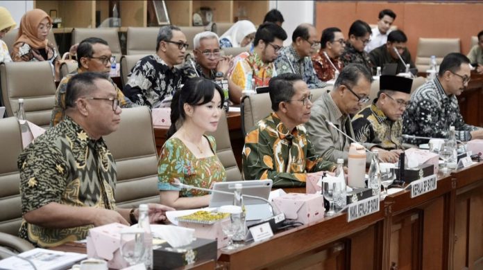 Kepala BP Batam, Amsakar Achmad menghadiri RDP dengan Komisi VI DPR RI, di Gedung Nusantara I, Jakarta, Senin (15/9/2025). (Humas BP Batam)
