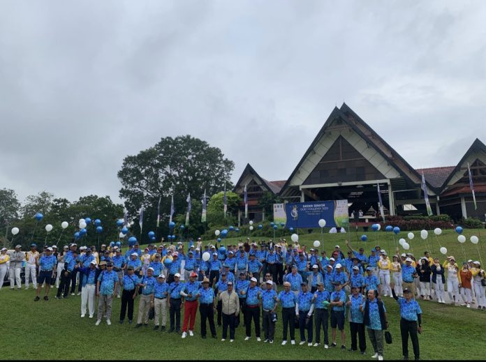 Ratusan peserta turnamen tahunan 8th Batam Senior Challenge tetap antusias bertanding di Lapangan Golf Indah Puri walau sedang dilanda hujan, Rabu (17/9/2025). (uly)