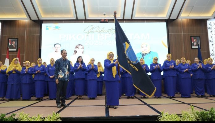 Kepala BP Batam yang juga merupakan Pelindung Persatuan Istri Karyawan BP Batam (PIKORI BP Batam), Amsakar Achmad melantik pengurus PIKORI BP Batam periode 2025–2029 di Balairung Sari BP Batam, Rabu (17/9/2025). (Humas BP Batam)