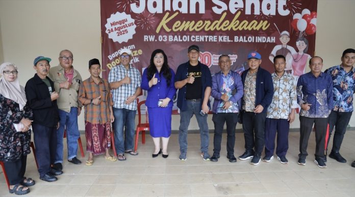 Deputi Bidang Pelayanan Umum, Ariastuty Sirait menemui langsung warga Perumahan Baloi Center, terkait adanya keluhan mengenai distribusi air, Rabu (17/9/2025). (Humas BP Batam)