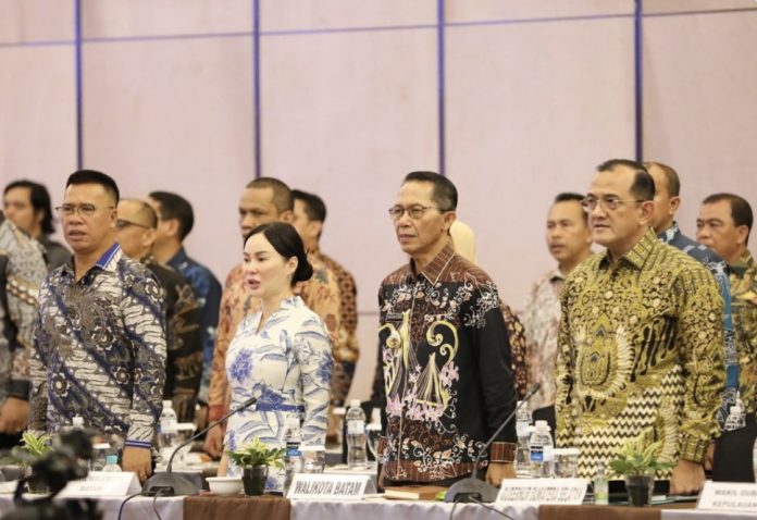 Kota Batam jadi tuan rumah Rakor Pemerintahan se-Wilayah Sumatera Tahun 2025 dipimpin Mendagri, Tito Karnavian di Swiss-Belhotel Harbour Bay Batam, Minggu (21/9/2025). (Diskominfo Batam)