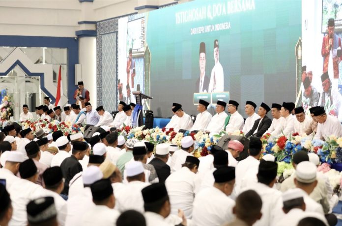 Wali Kota Batam Amsakar Achmad hadiri Istigosah dan Doa Bersama dari Kepri untuk Indonesia di Masjid Agung Raja Hamidah, Minggu (21/9/2025). (Diskominfo Batam)