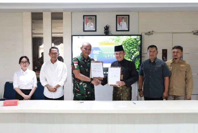 Wali Kota Batam, Amsakar Achmad bersama Wakil Wali Kota Batam, Li Claudia Chandra menyaksikan penandatanganan Pedoman Kerja antara Disperkimtan Kota Batam bersama Korem 033/Wira Pratama. (Diskominfo Kota Batam)