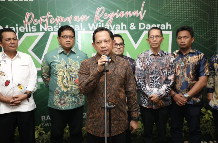 Wali Kota Batam, Amsakar Achmad, menghadiri Pertemuan Konsolidasi Organisasi dan Temu Pejabat Publik Alumni Himpunan Mahasiswa Islam (HMI) di Batam, Sabtu (20/9/2025). (Diskominfo Batam)