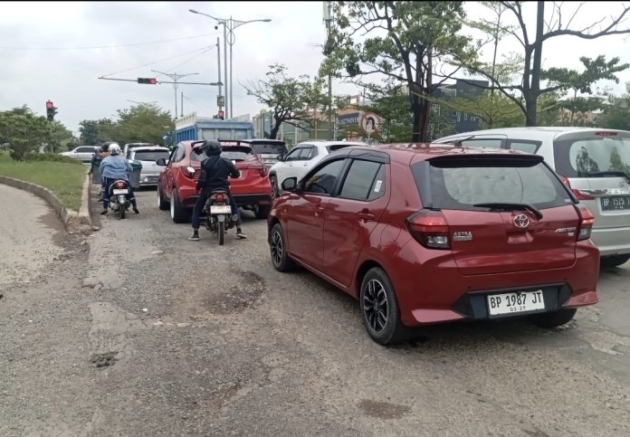 Pengendara mengeluhkan jalan rusak di ruas Jalan Raja Isa, Batam Center, Kota Batam, Provinsi Kepulauan Riau (Kepri). (uly)
