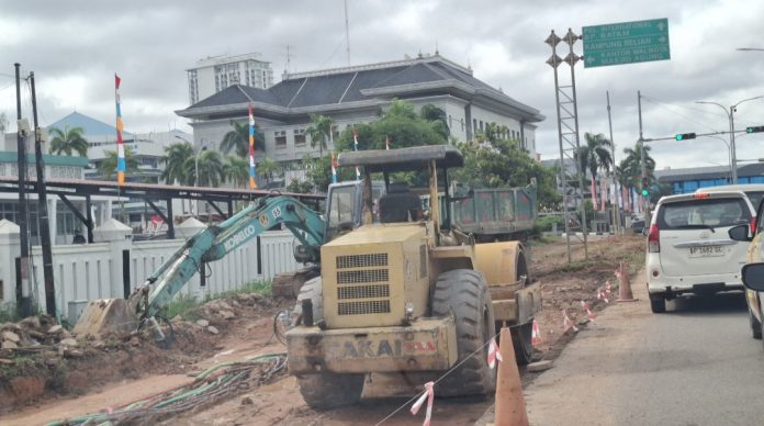 Dinas Bina Marga dan Sumber Daya Air (DBMSDA) tengah fokus memperbaiki Jalan Raja Isa di kawasan Batam Centre, Provinsi Kepulauan Riau. (uly)
