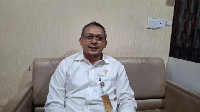 Anggota Komisi III DPRD Kota Batam, Suryanto, menyoroti kondisi jalan berlubang di Jalan Raja Isa, Kota Batam, Provinsi Kepulauan Riau (Kepri). Terutama di wilayah sekitar simpang Kaliban. (uly)