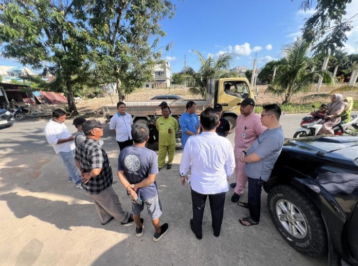 Kepala Perwakilan Ombudsman RI Provinsi Kepri, Lagat Siadari sidak timbunan sampah di Kampung Seroja, Kelurahan Sei Pelunggut, Kota Batam. (Humas Ombudsman Kepri)