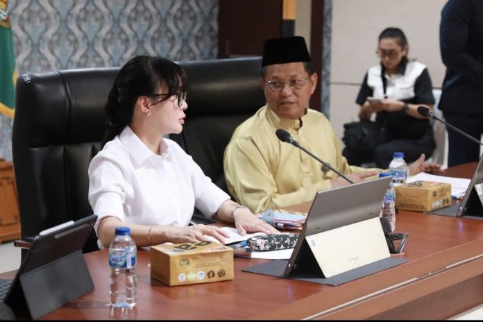Wakil Wali Kota Batam, Li Claudia Chandra, memimpin rapat Pertimbangan Forum Penataan Ruang Daerah (FPRD), di Kantor Wali Kota Batam, Selasa (23/9/2025). (uly)