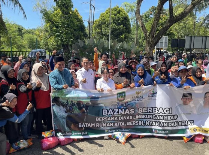 Amsakar dan 1.500 paket bantuan sembako kepada petugas kebersihan di lingkungan DLH Kota Batam, di Kantor DLH Kota Batam, Selasa (23/9/2025). (Diskominfo Kota Batam)