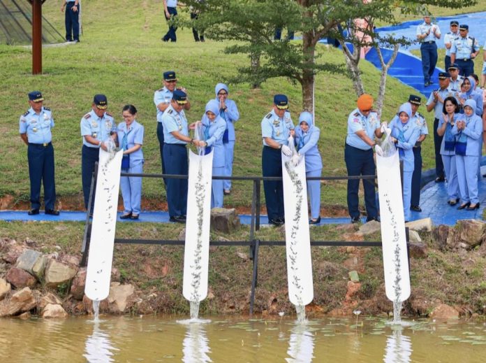 Kepala Staf Angkatan Udara (Kasau) Marsekal TNI M. Tonny Harjono, didampingi Ketua Umum PIA Ardhya Garini, Ny. Isa Tonny Harjono, menebar 4.500 benih ikan nila di Taman Raja Melayu, Lanud Hang Nadim, Kota Batam, Provinsi Kepri, Kamis (25/9/2025). (uly)