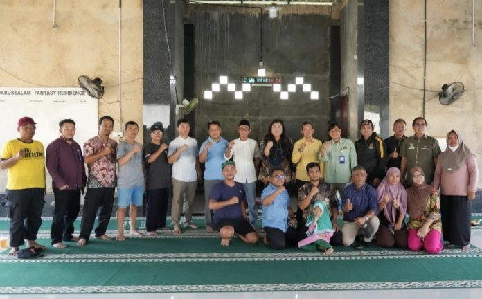 Anggota/Deputi Bidang Pelayanan Umum, Ariastuty Sirait, merespons keluhan warga Perumahan Fantasy Residence terkait persoalan air, Kamis (25/9/2025). (Humas BP Batam)